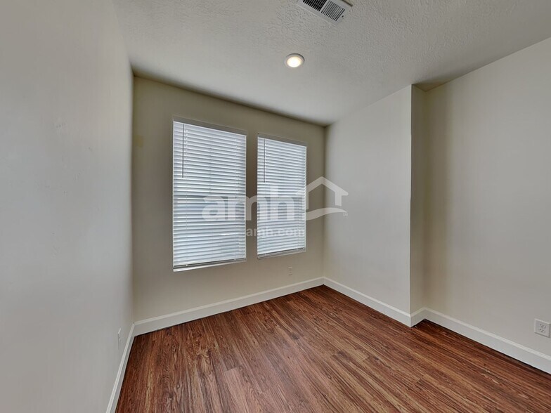 Building Photo - 6082 S Jordan Pkwy W