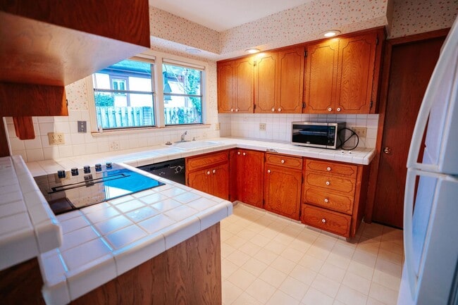 Building Photo - Spacious and inviting 4-bedroom, 2-bathroom single-family home