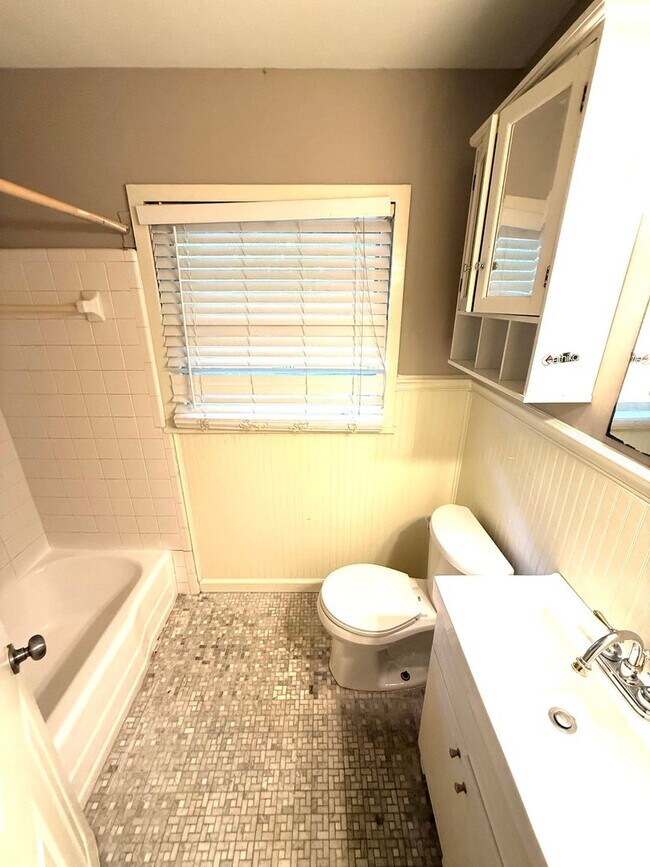 Building Photo - 454 Forest Hills Dr
