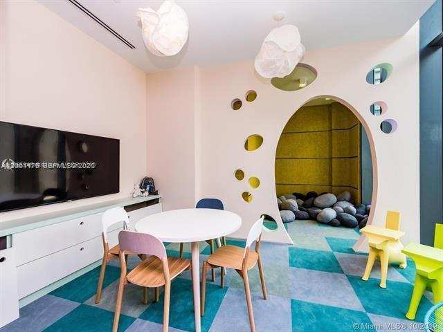 Building Photo - 650 NE 32nd St