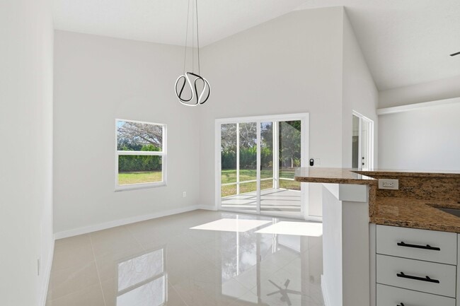 Building Photo - 3031 SE Galt Cir