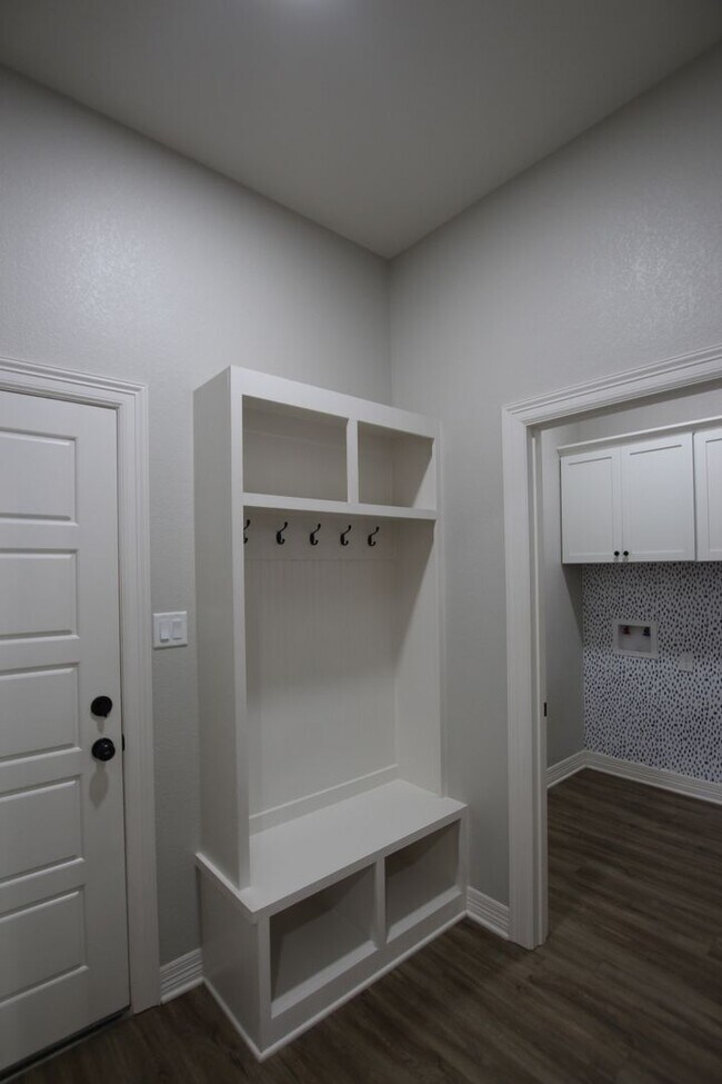 Building Photo - Stunning 3 bedroom 2 bath rental in Whitehouse! – A Must-See!