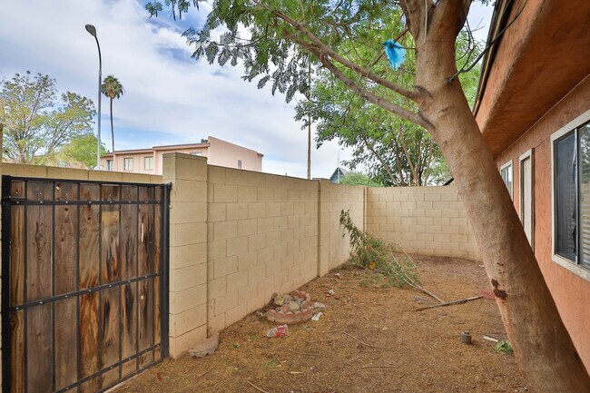 Building Photo - 2846 N 46th Ave