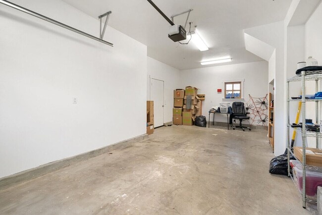 Building Photo - Beautiful 2 Bed/2 Bath townhome near downtown SLO!