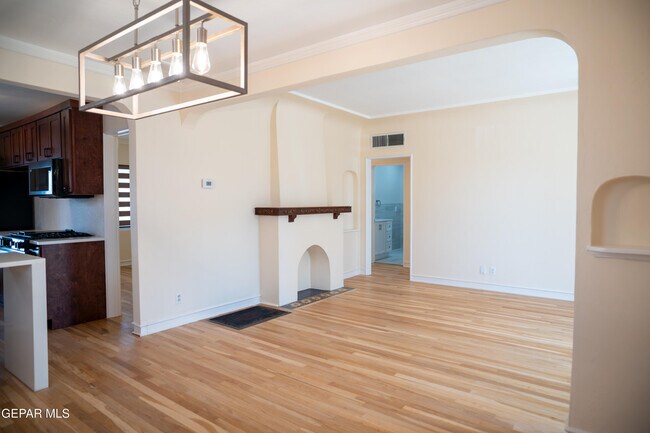 Building Photo - 1211 Mesita Dr