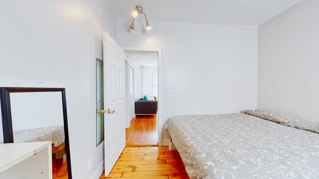 Building Photo - 6 Bedroom Apartment in Science Hill, close to downtown! (Laundry In Unit)