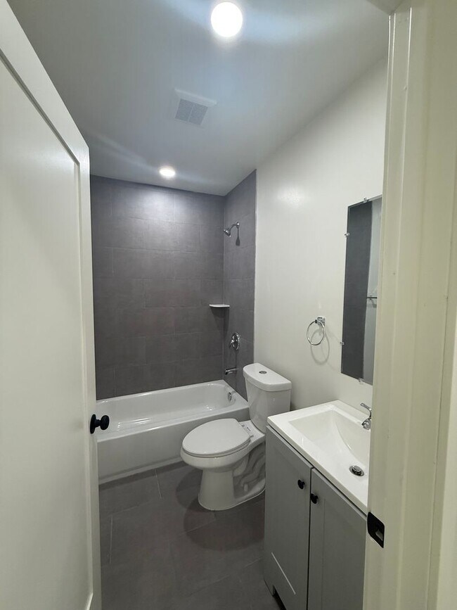 Building Photo - 244 1/2 E 97th St