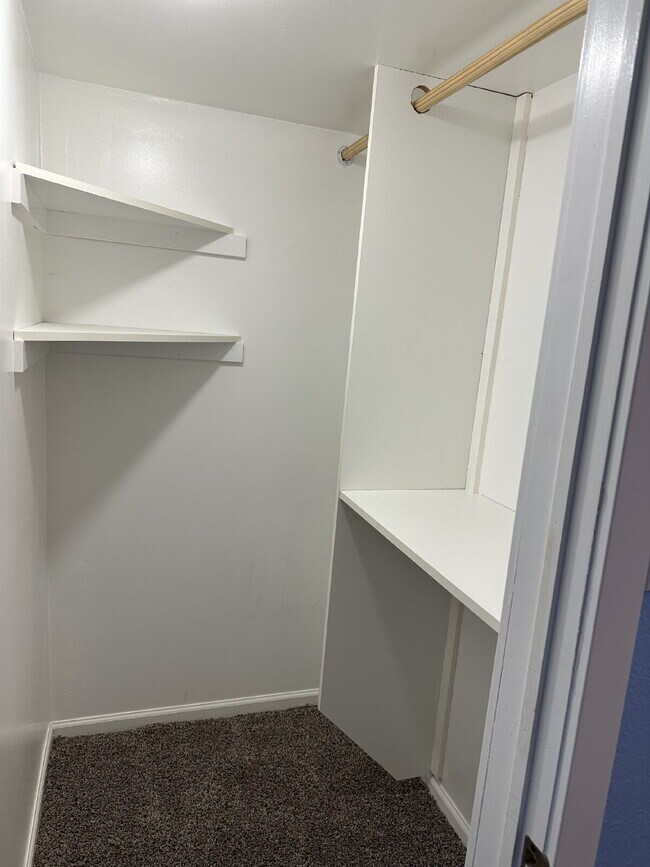 Building Photo - "Charming 4-Bedroom Oasis with 2 Full Bath...