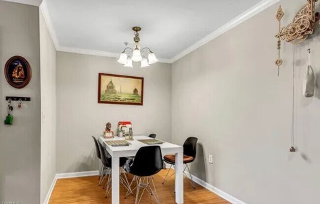 Building Photo - Wonderful updated 2 bedroom 2 bath condo on main level off Battleground ave in NW Greensboro