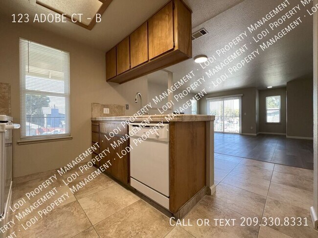 Building Photo - 123 Adobe Ct