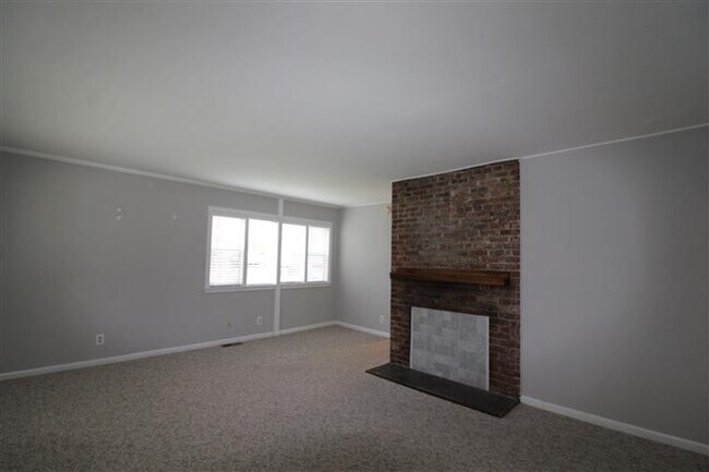 Building Photo - Absolutely adorable home in Oak Ridge