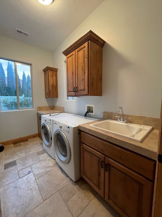 Building Photo - 3 bed 3 bath home - Located just below The...