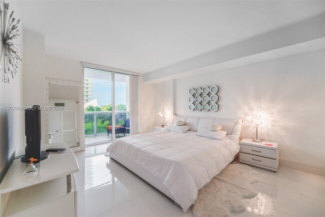Building Photo - 10275 Collins Ave