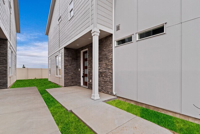 Building Photo - Charming & Modern Townhouse in Meridian!
