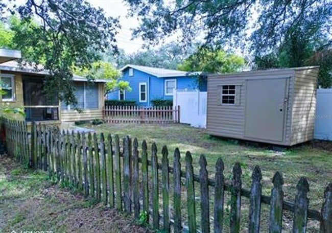 Building Photo - 823 16th Ave SW