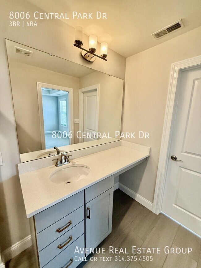 Building Photo - 8006 Central Park Dr