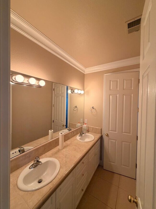 Building Photo - 3032 Hanson Ave