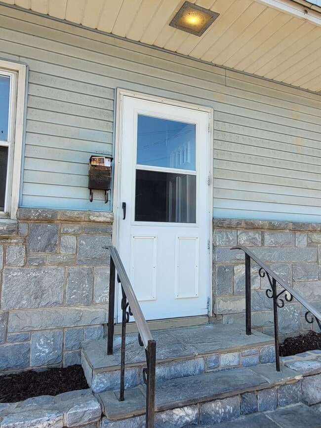 Building Photo - 1 Bedroom 1st floor with private entrance Lebanon