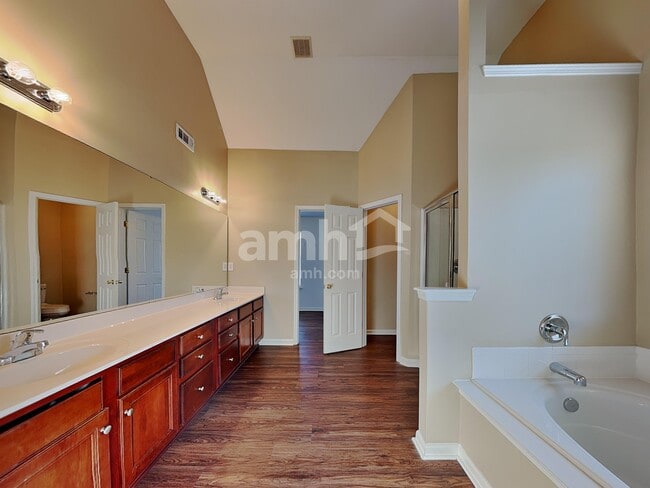 Building Photo - 107 Elba Dr