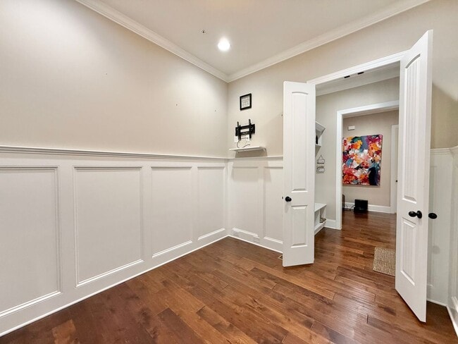 Building Photo - Luxurious 3BD, 4BA Raleigh Townhome with a Bonus Sunroom and Large Upstairs Loft within the Desir...