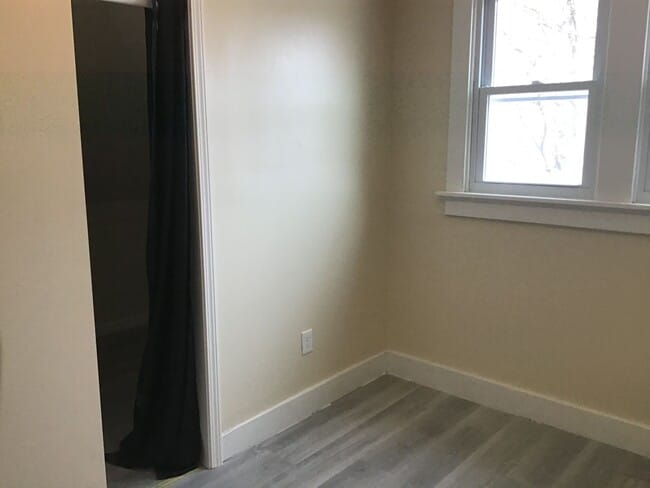 Building Photo - 4 Bedroom Single Family Home
