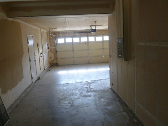 Building Photo - 4BR/3BA Single Family House - Brentwood