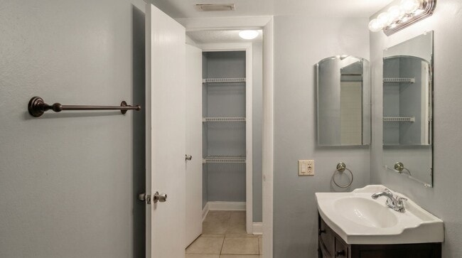 Building Photo - South Tampa 2-Bedroom Condo Near Midtown, SoHo & Westshore!