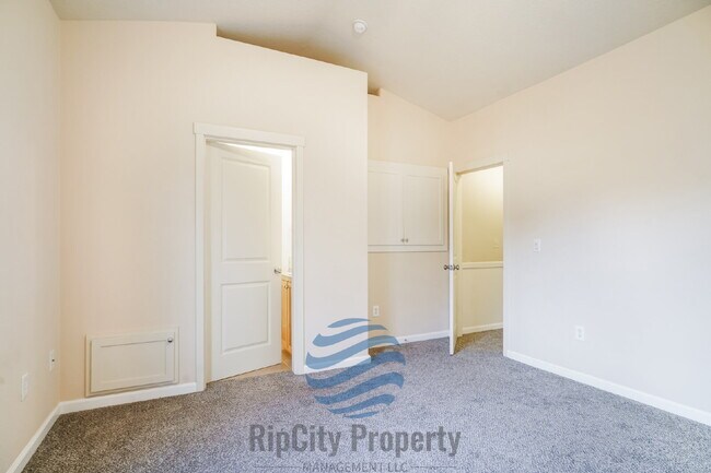 Building Photo - 1090 SW 170th Ave