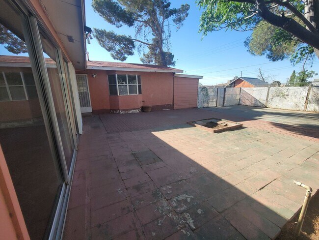 Building Photo - Ready to View!!