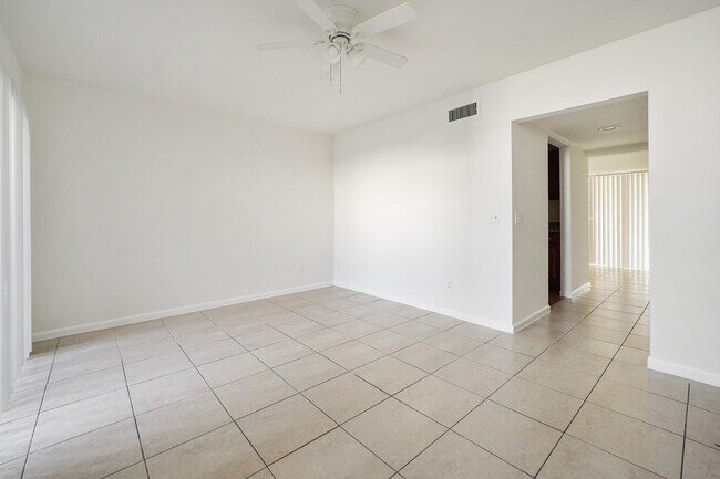 Building Photo - 5070 Elmhurst Rd