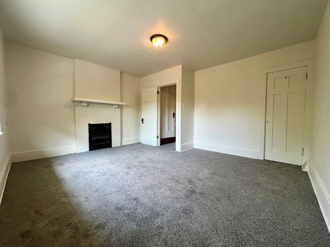 Building Photo - Charming Three Bedroom Townhouse in Squirr...
