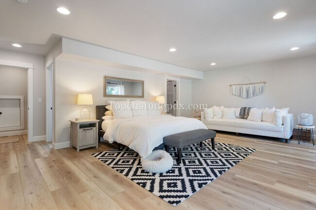 Building Photo - Luxurious 4 Bed/3.5 Bath Residence - Your ...