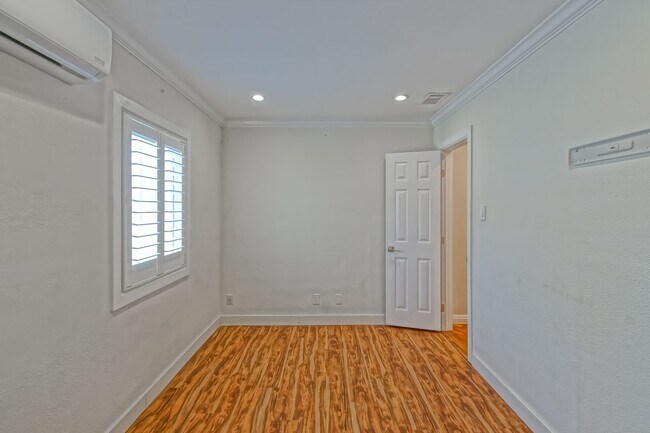 Building Photo - 2621 Mathews Ave