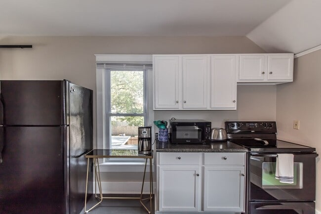 Building Photo - 714 N Broadway Ave