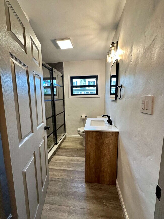 Building Photo - "Charming 2-Bed Gem with Granite Elegance ...