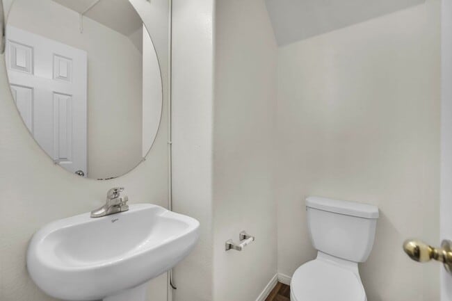 Building Photo - Cute 3 bedroom 1 car garage 2 story home!