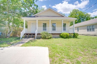 Building Photo - Don’t Miss This West Pensacola Rental — Open Floor Plan, Large Primary Suite, Outdoor Deck & Minu...