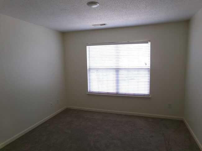 Building Photo - Greensboro Townhouse near Wendover Ave and I-40.