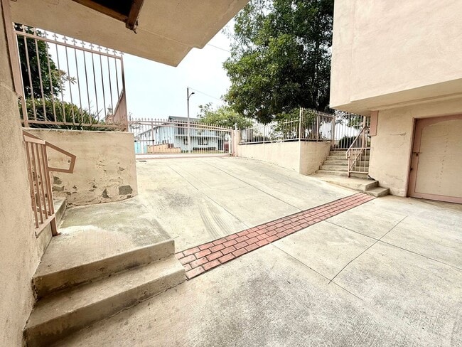 Building Photo - Cozy Renovated Townhome in Gardena!