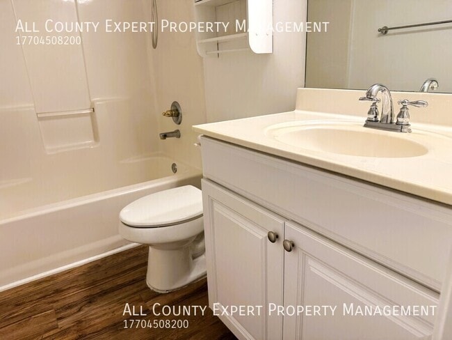 Building Photo - 2075 Pine Tree Dr