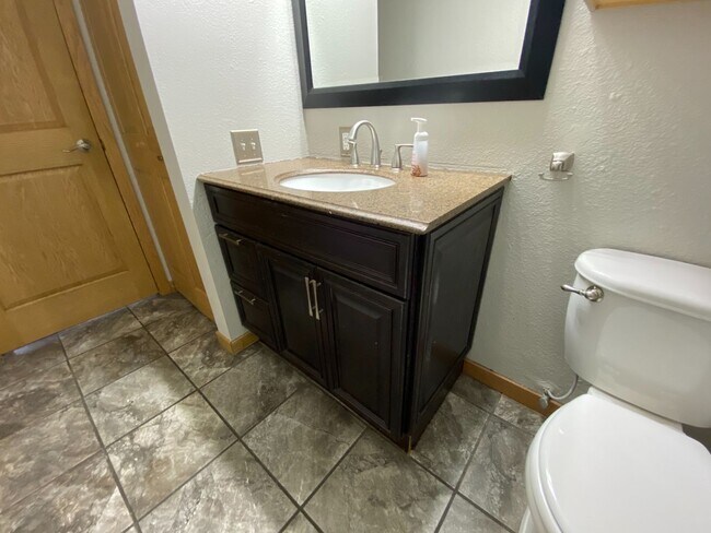 Building Photo - 4 Bedroom Townhome by Moorhead High School!