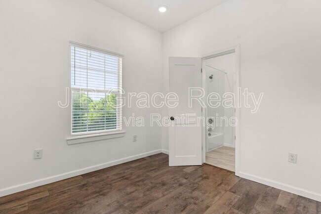 Building Photo - 2317 Maple Ave