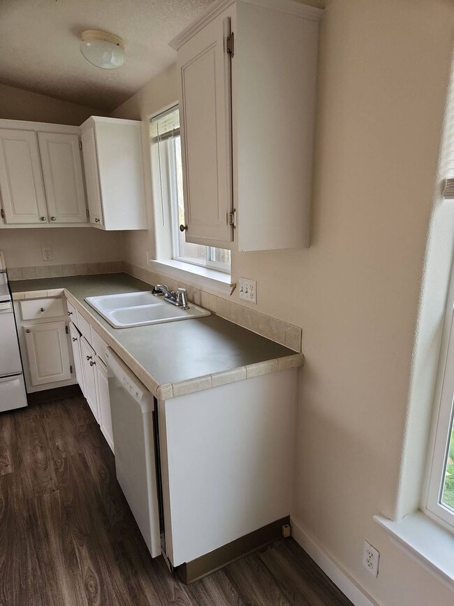 Building Photo - Pet Friendly 3bed : 2bath Home w/ 1 Car De...