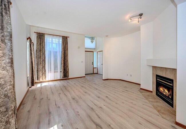 Building Photo - Lynnwood Two Story