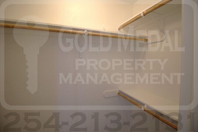 Building Photo - 4008 Cambridge Dr