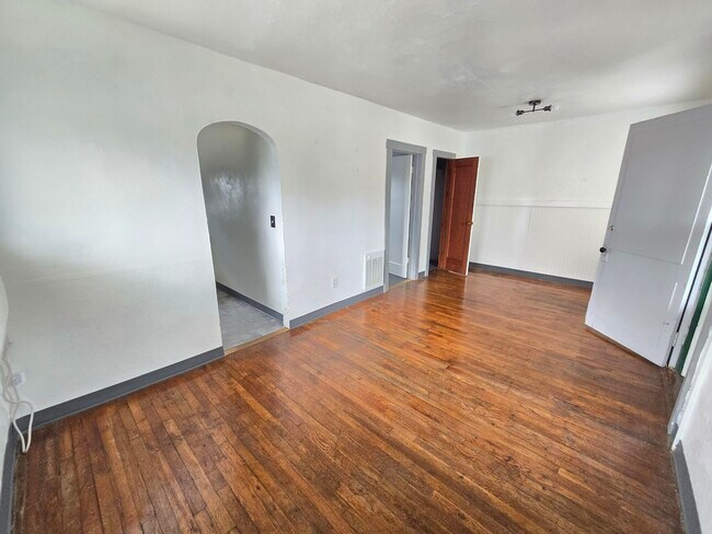 Building Photo - 313 Shadowrock Dr