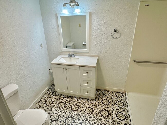 Building Photo - Gateway Ground Floor Corner Unit Condo with Laminate H/W's, A/C, Assigned Parking, Laundry In-Unit