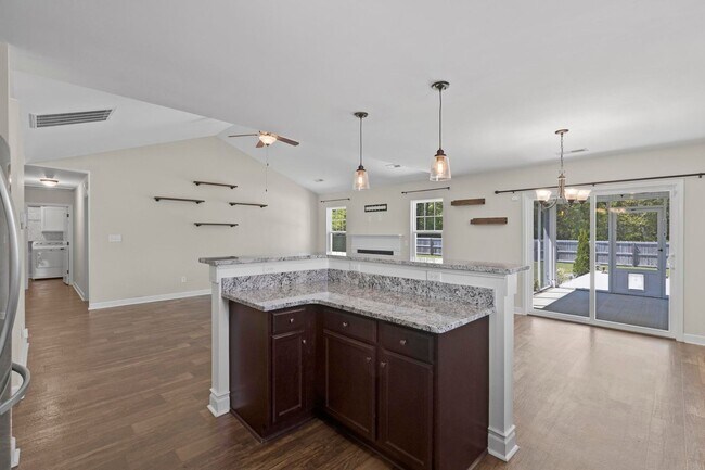 Building Photo - 3 bedroom with BONUS room in community pool neighborhood!