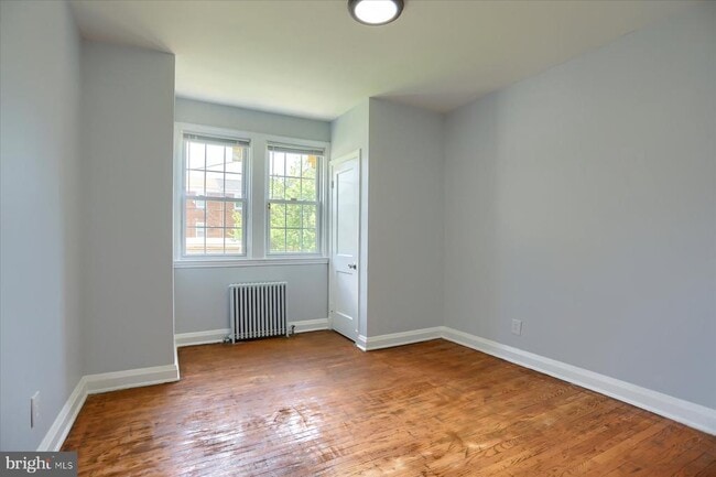 Building Photo - 1323 N Kenwood Ave