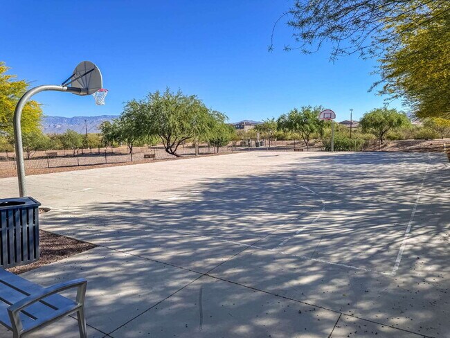 Building Photo - 4 Bedroom with new carpet and new interior paint in Saguaro Trails!